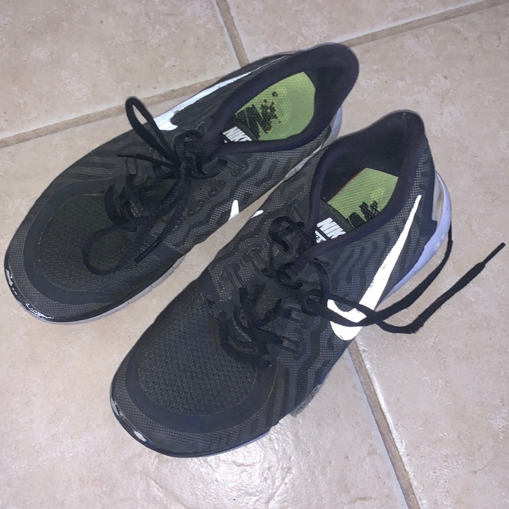 Black/white nikes